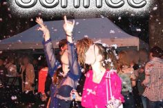 Junge Damen in Feierlaune freuen sich über künstlichen Schneefall