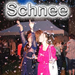 Junge Damen in Feierlaune freuen sich über künstlichen Schneefall